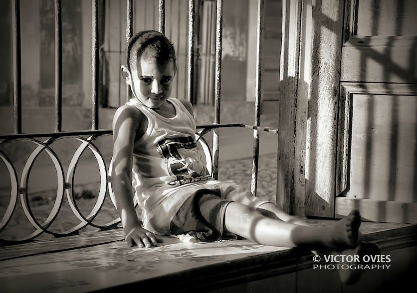 Trinidad - Niño sentado en la ventana